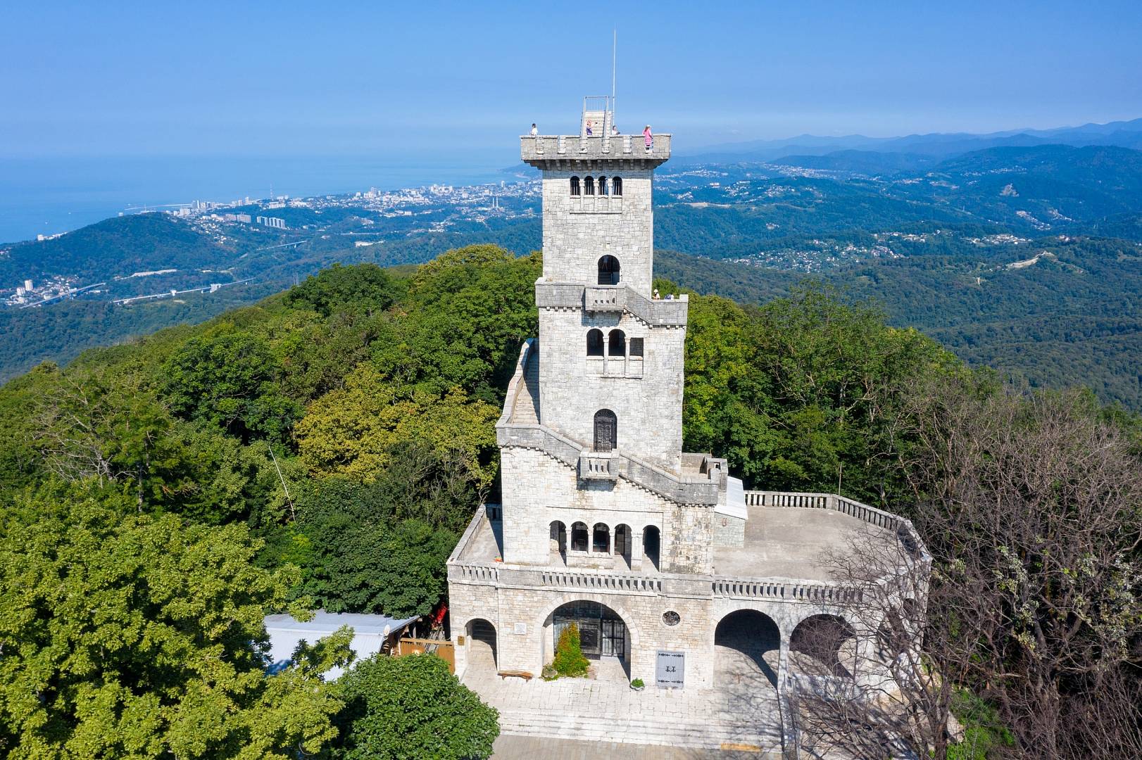  Национальные и природные парки России: Смотровая башня на горе Большой Ахун в Сочинском национальном парке