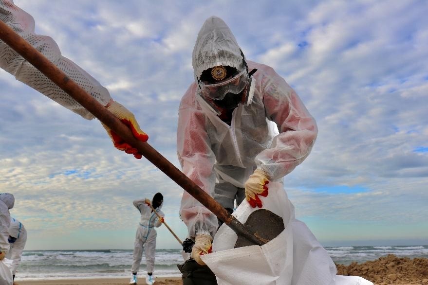  Волонтёры очищают пляж Анапы от мазута