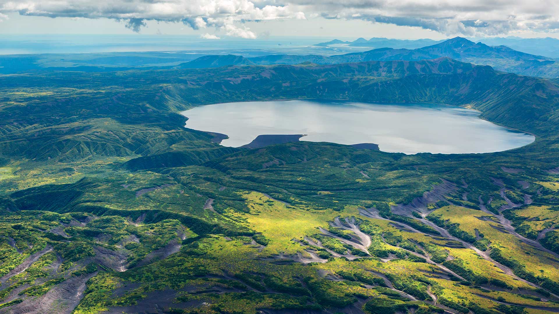  Заповедники и национальные парки России. Карымское озеро в Кроноцком заповеднике.