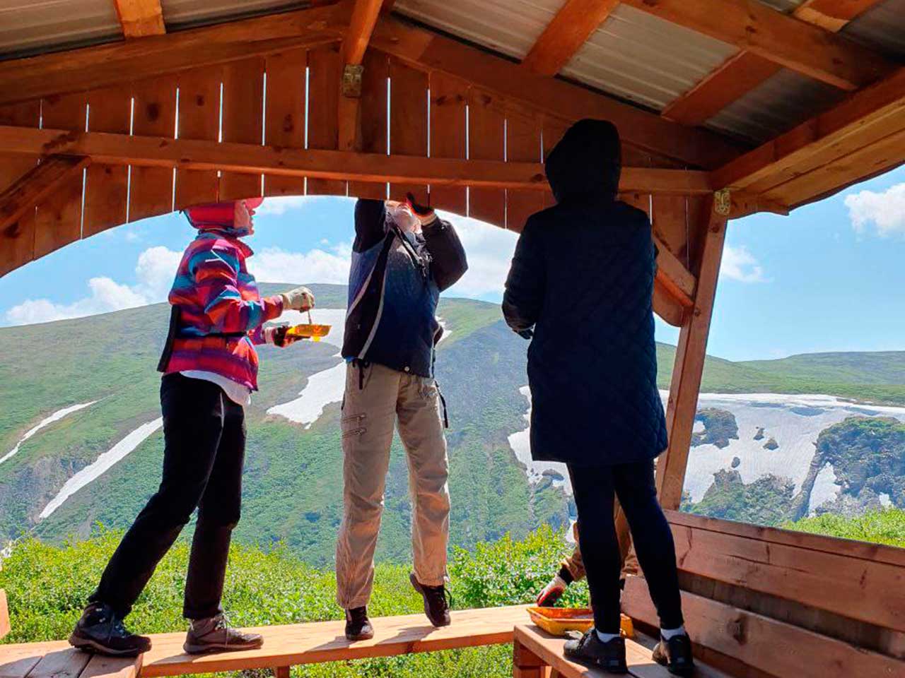  Волонтёры работают на памятнике природы «Ивановские озёра»