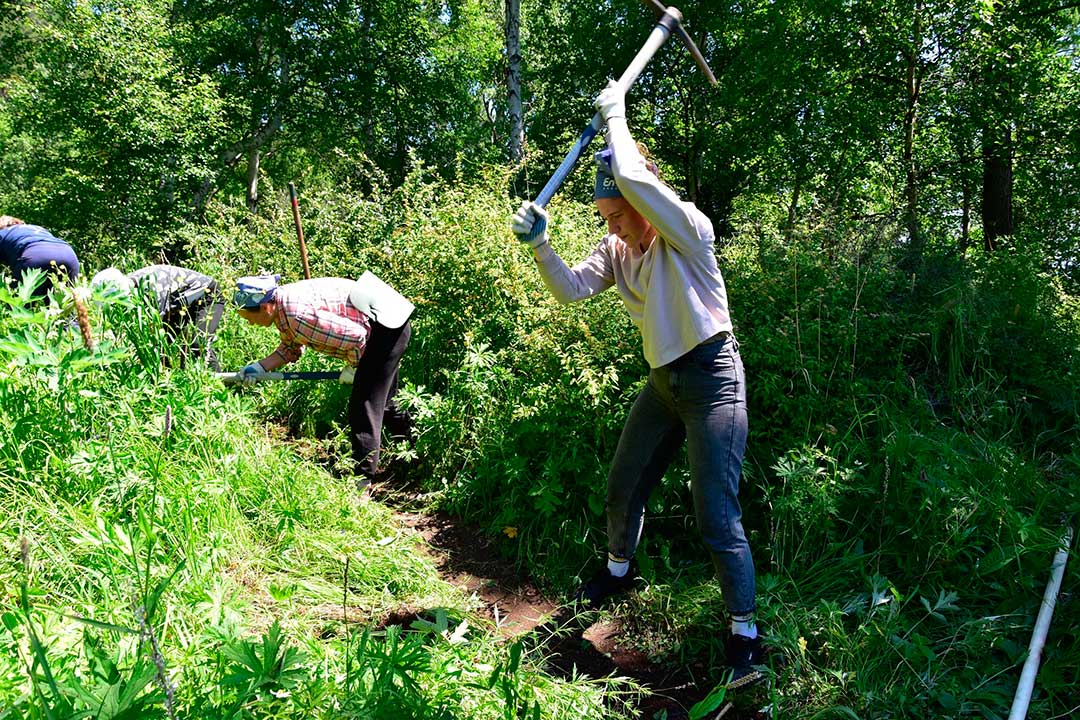  Участники волонтёрского лагеря «Мы здесь» учатся строить экологические тропы.