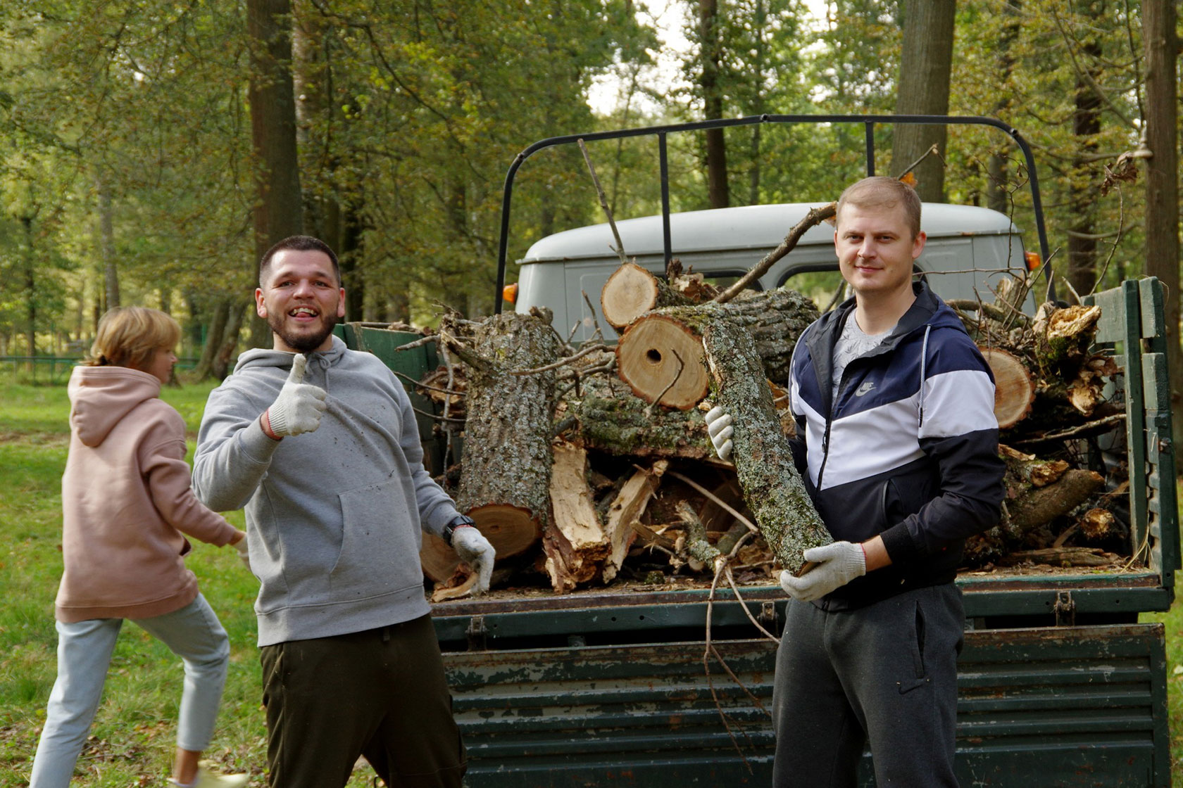  Волонтёры помогают расчистить территорию заповедника от валежника, сажают новые деревья.