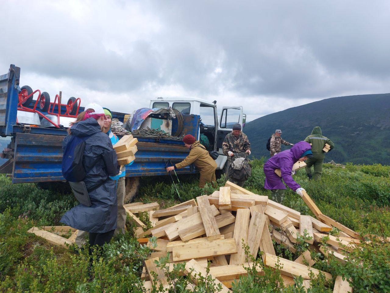  Волонтёры работают на памятнике природы «Ивановские озёра»