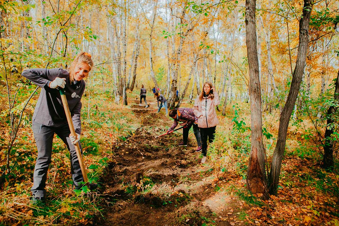  Участники волонтёрского лагеря «Мы здесь» учатся строить экологические тропы.