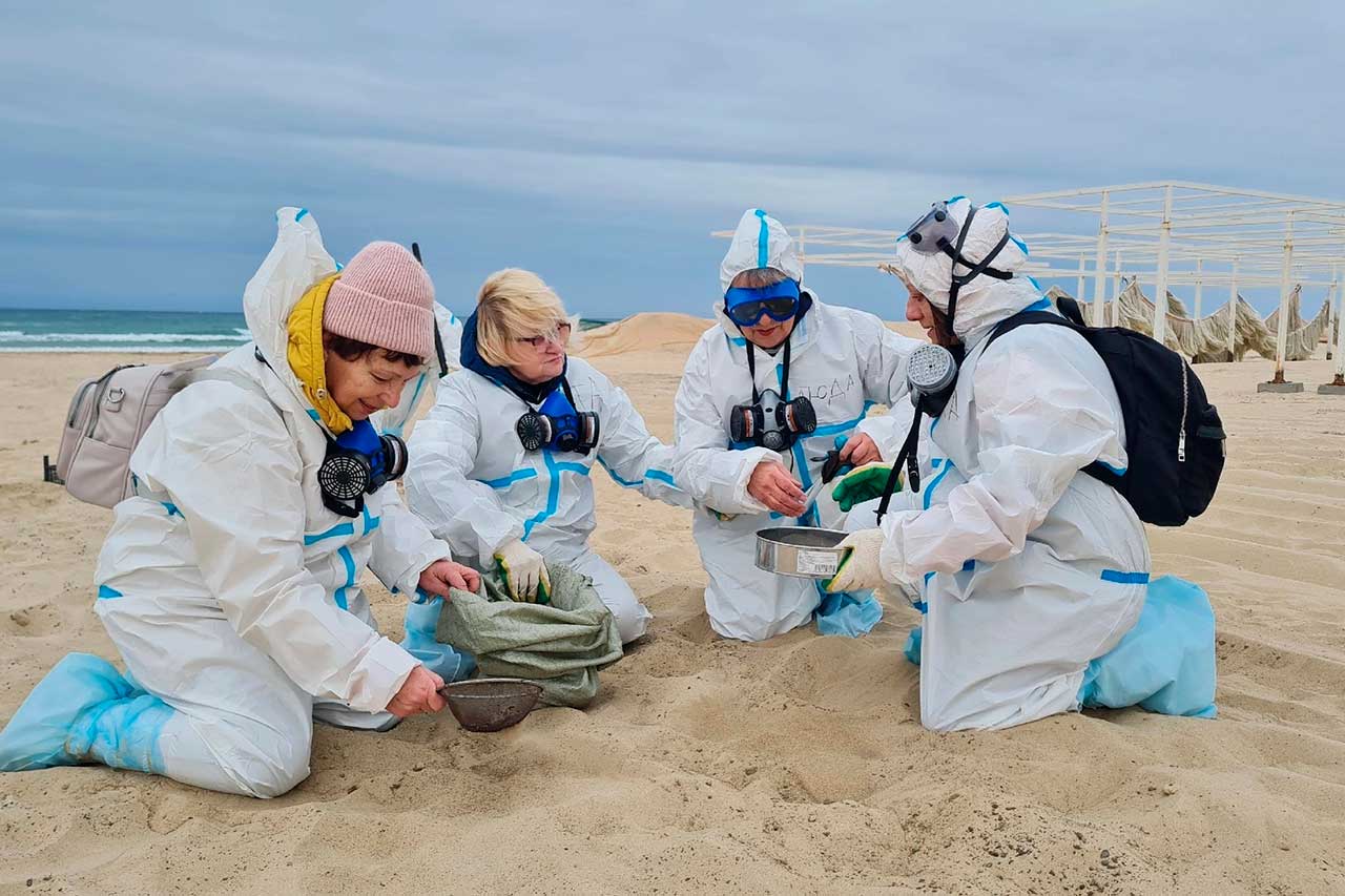  Волонтёры очищают пляж Анапы от мазута
