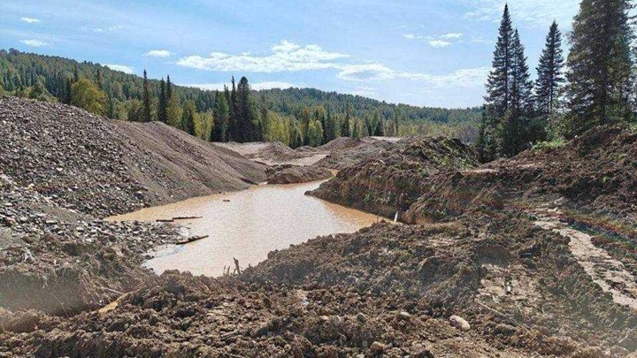  Загрязнение отходами золотодобычи реки Сия в Турочакском районе, Республика Алтай