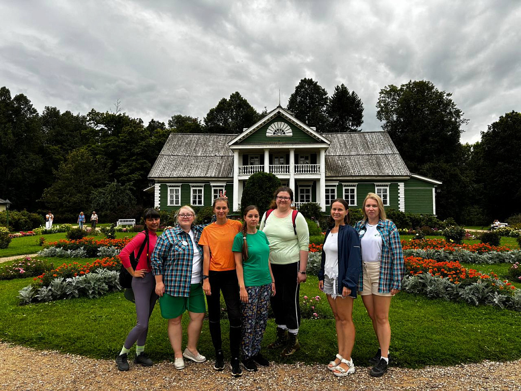  Волонтёры в музее-заповеднике «Михайловское»