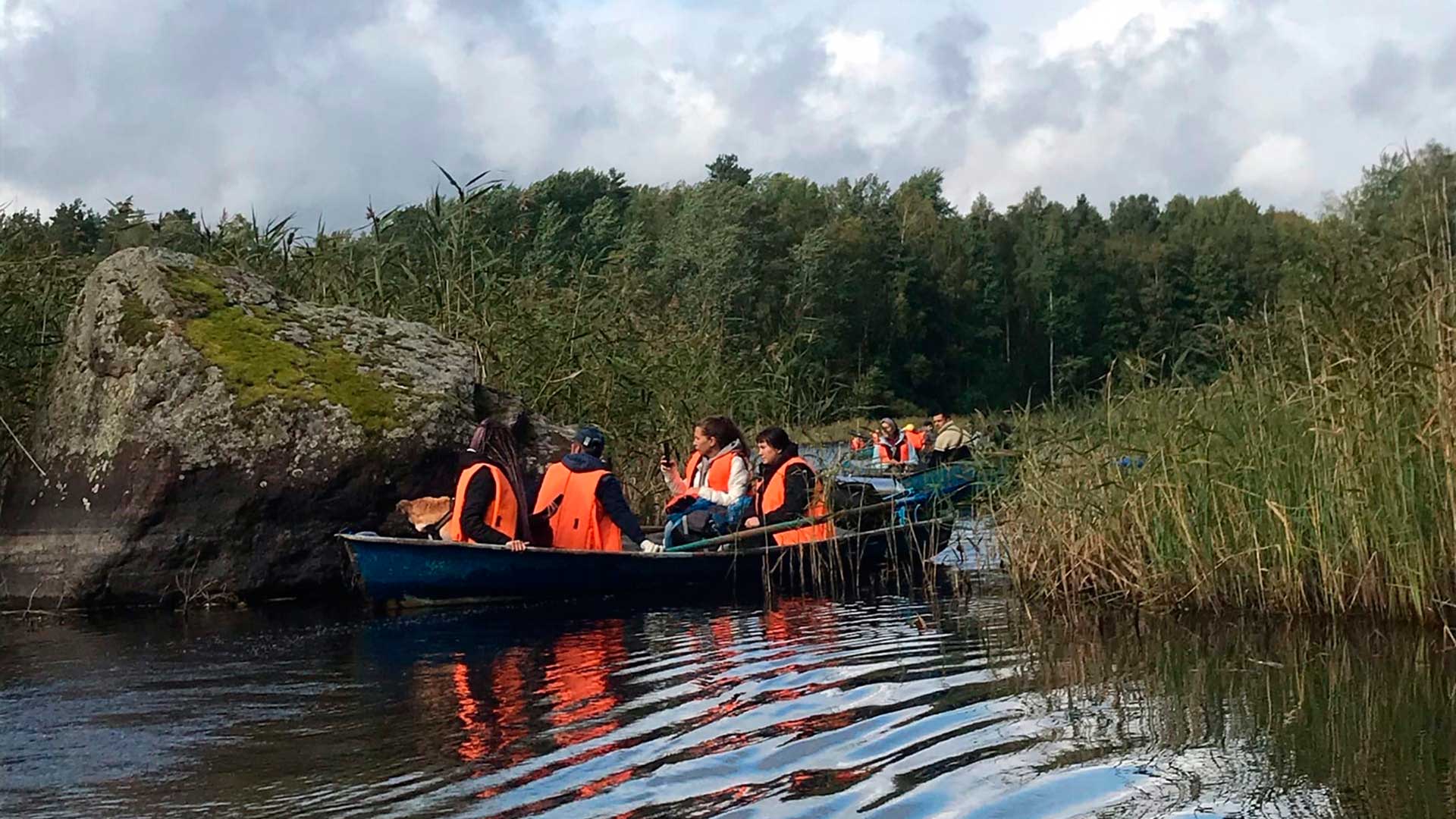  Проблема загрязнения окружающей среды: волонтёры добираются до места уборки на лодке по реке Вуоксе