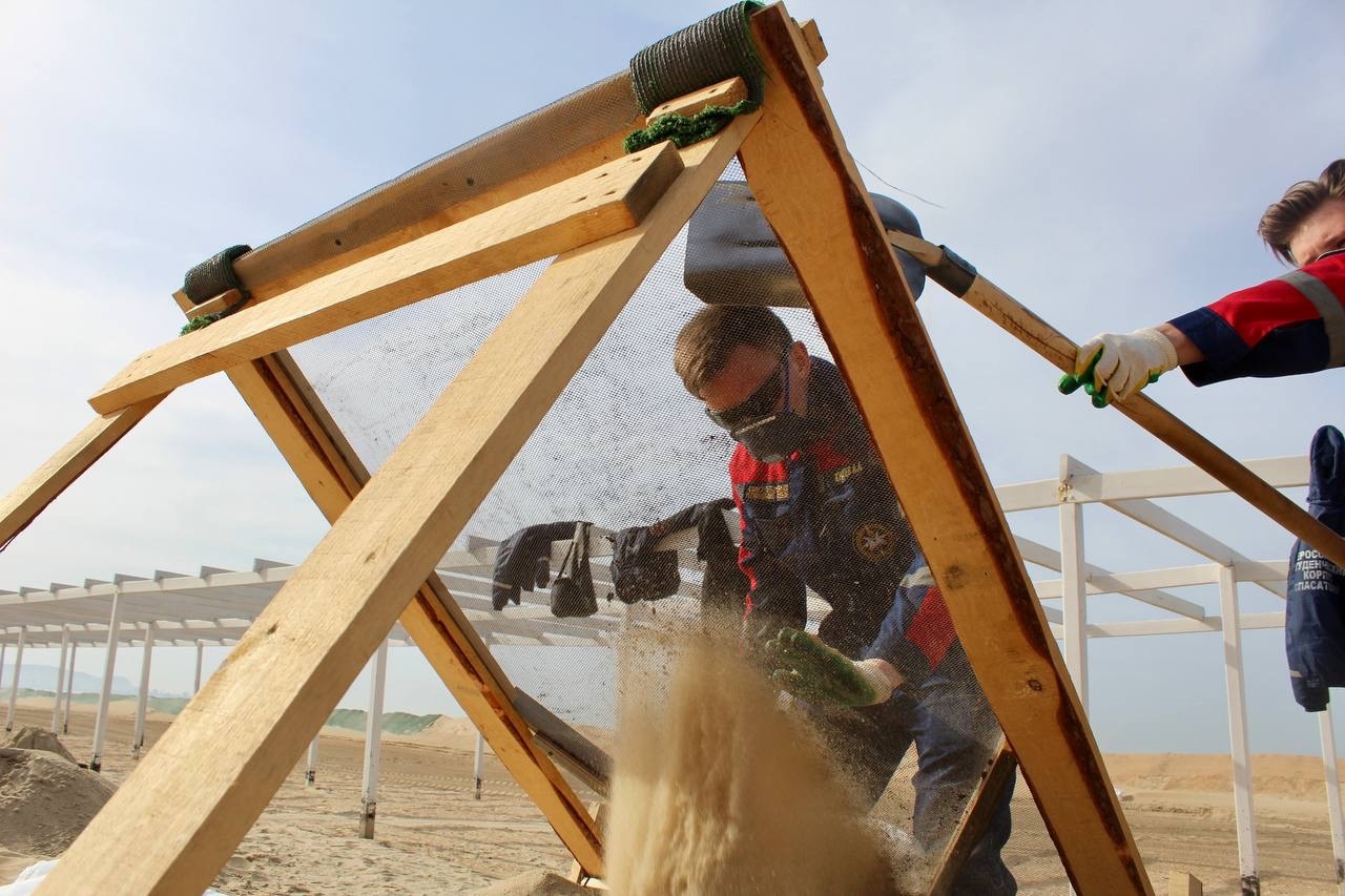  Волонтёры очищают пляж Анапы от мазута