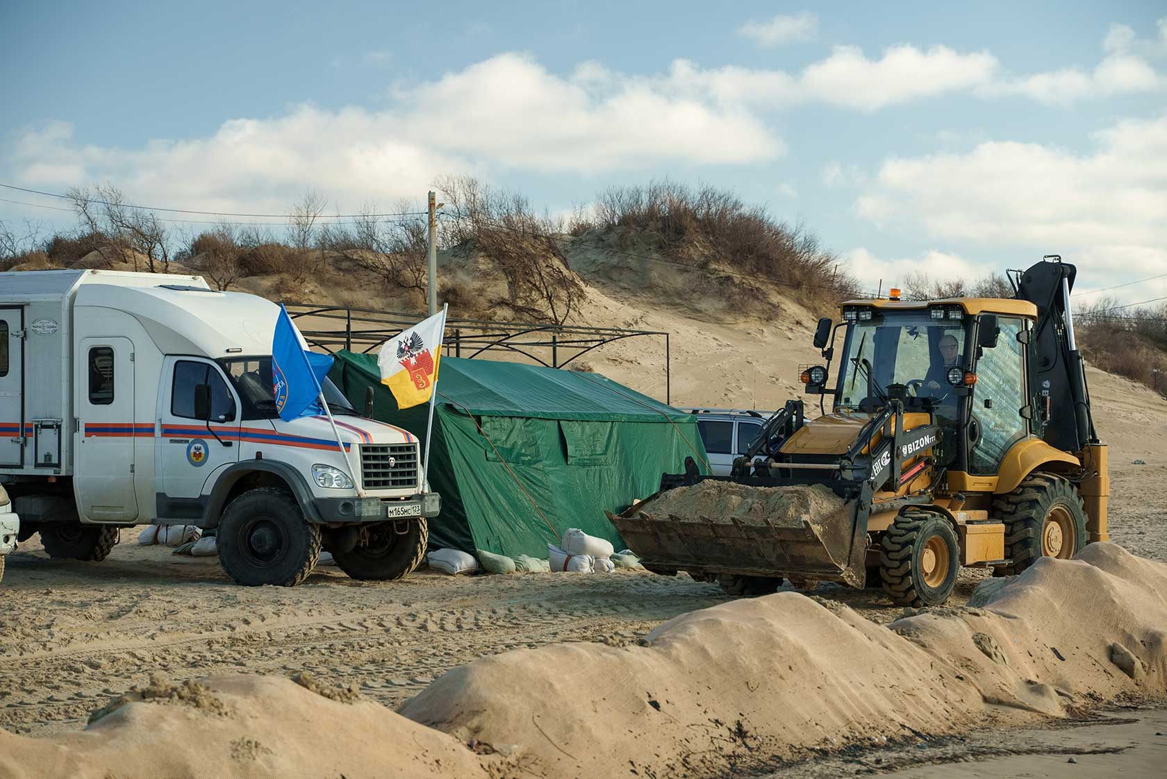  Трактор на побережье Анапы убирает мазут