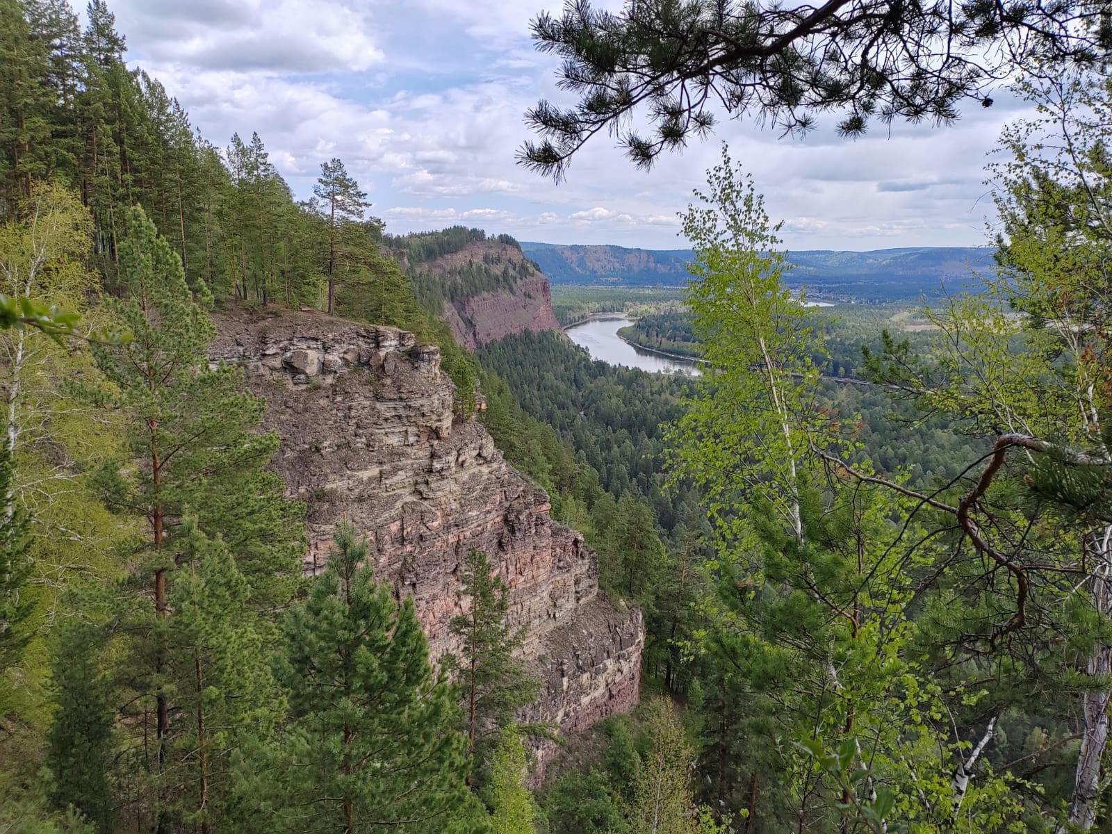  Специалисты Ассоциации ББТ и Министерства природных ресурсов посетили природный памятник «Утёс Шаманский. 33 богатыря» в Иркутской области.