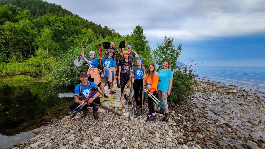  Участники волонтёрского лагеря «Мы здесь» учатся строить экологические тропы.